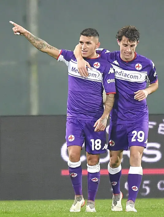 Pemain Fiorentina Lucas Torreira (kiri) merayakan bersama rekan setimnya usai mencetak gol ke gawang Genoa pada pertandingan Liga Italia di Stadion Artemio Franchi, Firenze, Italia, 17 Januari 2022. Fiorentina menang 6-0. (Tano Pecoraro/LaPresse via AP)