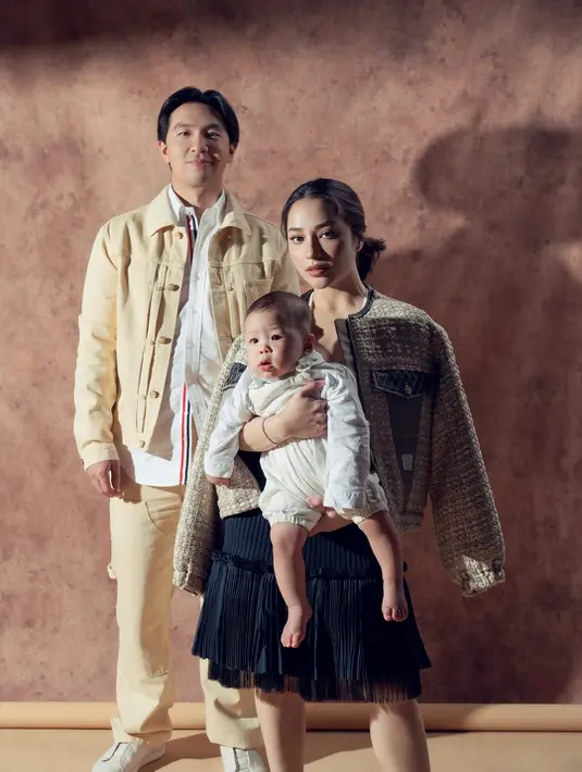 Indra Priawan tampil modis dalam paduan kemeja dengan setelan jaket dan celana kuning pastel [@dikhadheansa]