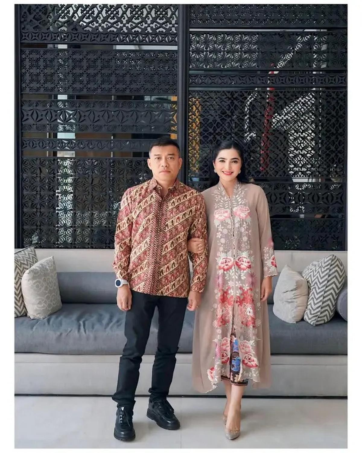 6 Potret Outfit Kebaya Ashanty di Kondangan Teman Kuliah, Inspirasi Gaya Elegan