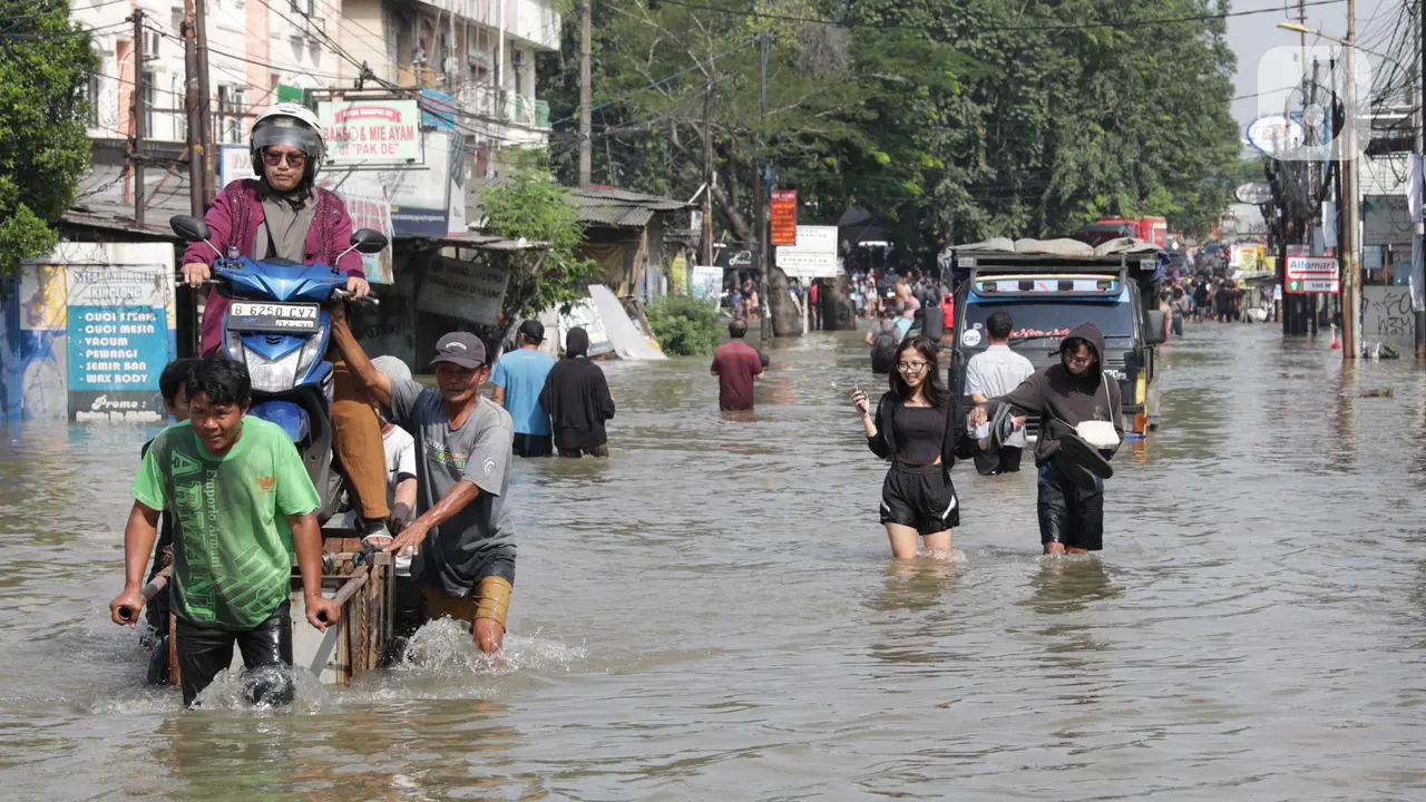 Kali Angke Meluap, Banjir Rendam Jalan Raya Cipondoh Kota Tangerang Banten