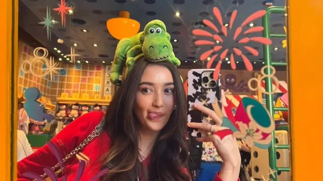 Gaya Playful Ranty Maria dan Marsha Aruan Saat Liburan ke Disneyland Hong Kong