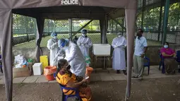 Tentara Sri Lanka memberikan vaksin Pfizer COVID-19 kepada wanita lanjut usia di tempat vaksinasi di Kolombo, Rabu (7/7/2021). Sri Lanka memberikan Pfizer untuk dosis kedua kepada mereka yang dibiarkan menunggu usai menerima AstraZeneca sebagai yang pertama awal tahun ini. (AP/Eranga Jayawardena)