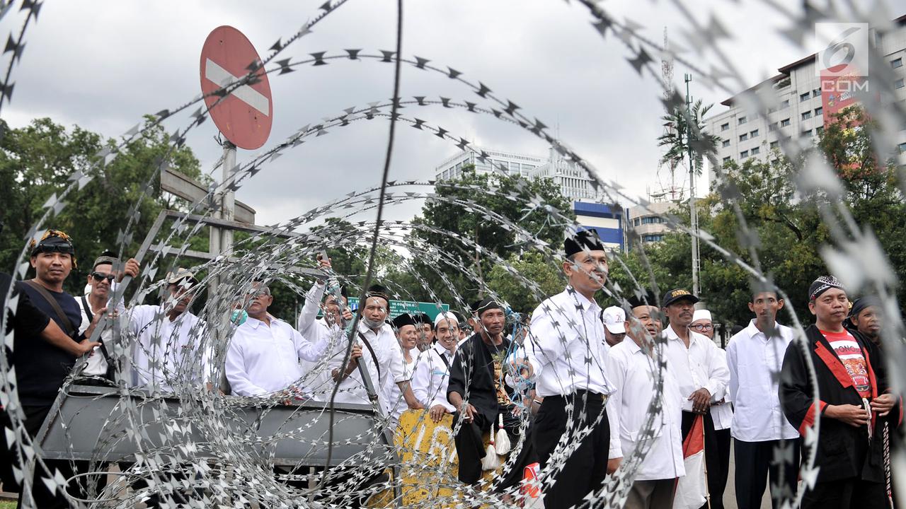 Aksi Menuntut SK PNS di Depan Istana