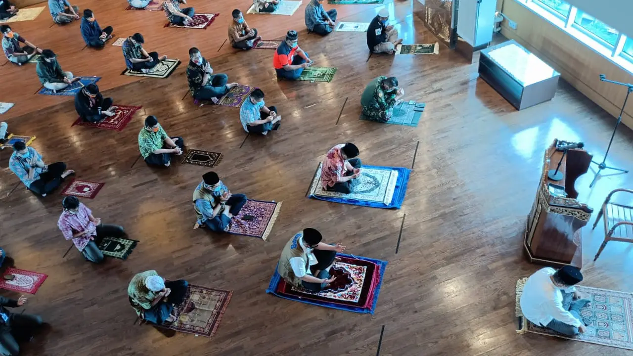 Ketua Gugus Tugas Percepatan Penanganan Covid-19 Doni Monardo melaksanakan salat Jumat berjemaah di Graha BNPB Jumat (5/6/2020).