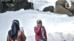 Wisatawan berfoto-foto saat mengunjungi Curug Parigi, Cikuwul, Bantargebang, Bekasi, Jawa Barat, Minggu (19/7/2020). (merdeka.com/Iqbal S. Nugroho)