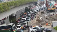 Sejumlah kendaraan tersendat saat melintas di Simpang Matraman, Jakarta, Rabu (19/7). Rekayasa lalu lintas terkait pembangunan simpang tidak sebidang atau underpass di kawasan tersebut akan diuji coba pada 20-27 Juli. (Liputan6.com/Immanuel Antonius)