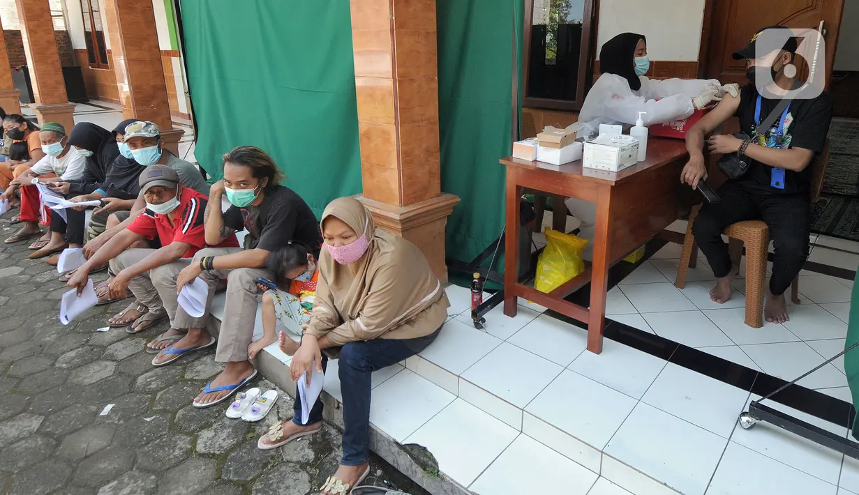 Warga Kelurahan Serua antre mendapatkan suntikan pertama vaksin COVID-19 Sinovac di musala Pesantren Nurul Hidayah, Serua, Kota Depok, Jawa Barat, Rabu (22/9/2021). Kegiatan Vaksinasi Merdeka yang diadakan Polda Metro Jaya ini menyisir warga pinggiran Jakarta dan Depok. (merdeka.com/Arie Basuki)