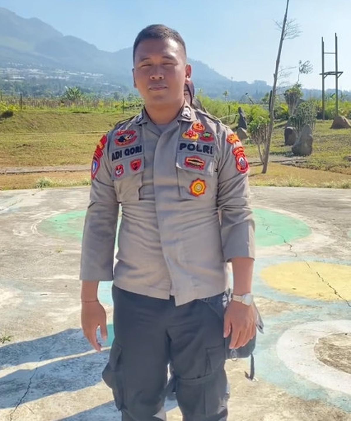 Viral Momen Polisi Make Up Penari, Aksinya Curi Perhatian