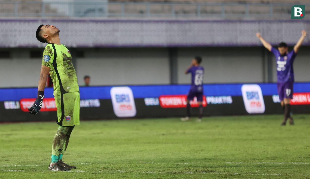 Kiper Persita Tangerang, Kartika Ajie, meluapkan kebahagian setelah berhasil menaklukkan Bali United dengan skor 4-2. (Bola.com/M Iqbal Ichsan)