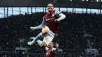 Pemain Aston Villa Emiliano Buendia melompat ke udara untuk merayakan gol ke gawang Tottenham Hotspur pada pertandingan sepak bola Liga Inggris di Stadion Tottenham Hotspur, London, 1 Januari 2023. Aston Villa mempermalukan Tottenham Hotspur dengan skor 2-0. (AP Photo/Ian Walton)
