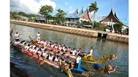 Lomba perahu naga tradisional atau Solu Bolon jadi ikon saat Festival Danau Toba 2014.