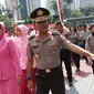 Kapolda Metro Jaya Irjen Idham Azis melambaikan tangan saat acara pisah sambut di Polda Metro Jaya  Jakarta, Rabu (26/7). Idham Azis resmi menjabat sebagai Kapolda Metro Jaya menggantikan M. Iriawan. (Liputan6.com/Immanuel Antonius)