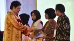 Menperin Airlangga Hartarto bersalaman usai meluncurkan program pendidikan vokasi yang bersifat terjaring dan selaras dengan kebutuhan industri untuk provinsi Jawa Tengah dan Yogyakarta di Demak, Jawa Tengah, Kamis (28/2). (Liputan6.com/Gholib)