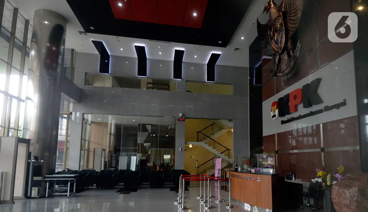 Aktivitas di lobi Gedung KPK, Jakarta, pasca libur Lebaran 2020, Rabu (27/5/2020). KPK memperpanjang masa pelaksanaan bekerja dari rumah (BDR) atau work from home (WFH) bagi para pegawainya hingga 4 Juni 2020. (merdeka.com/Dwi Narwoko)