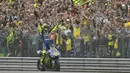 Pebalap legendaris asal Italia, Valentino Rossi, resmi memutuskan akan pensiun dari MotoGP pada akhir musim 2021. (Foto: AP/Geert Vanden Wijngaert)
