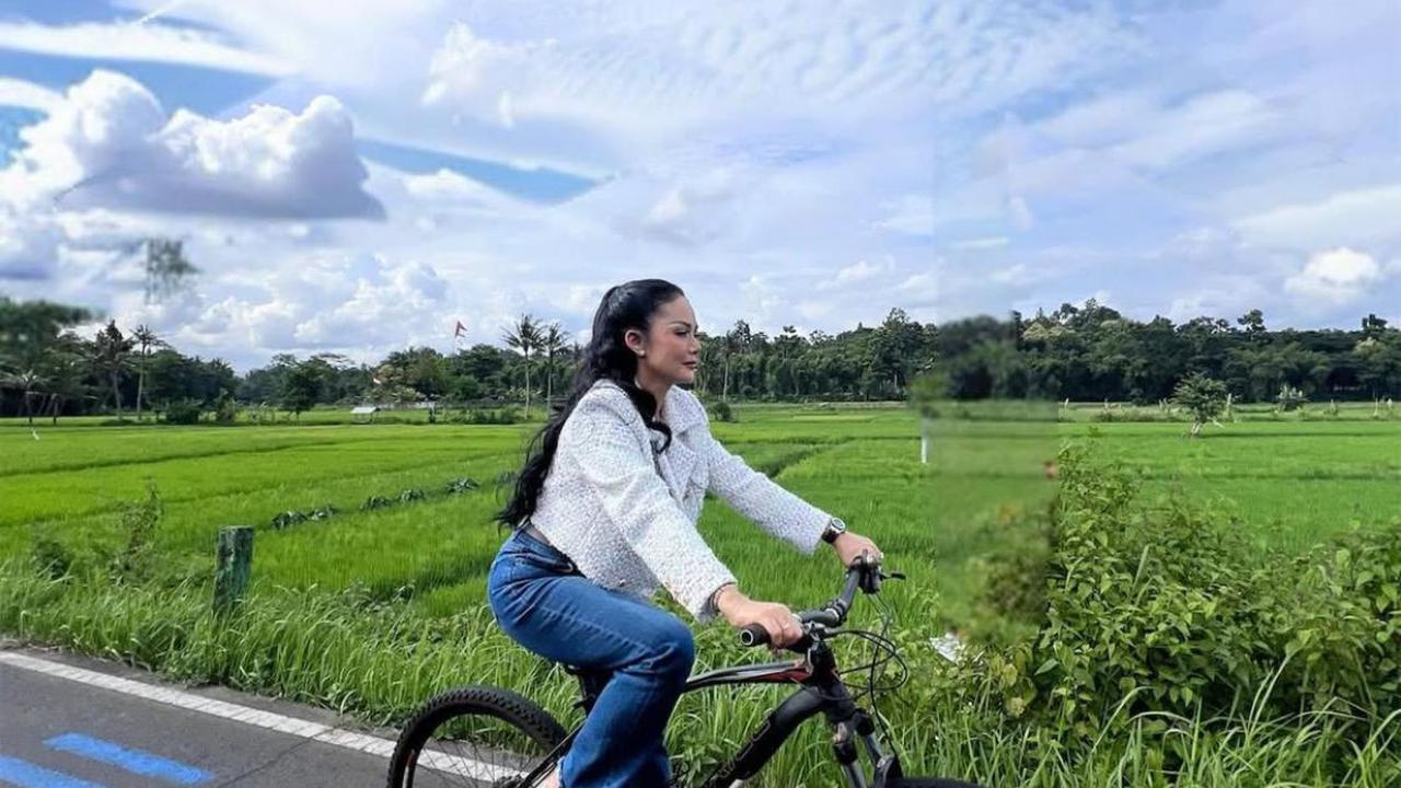 Potret Kris Dayanti Gowes di Plataran Heritage Borobudur, Pamer Look Simpel Tapi Elegan