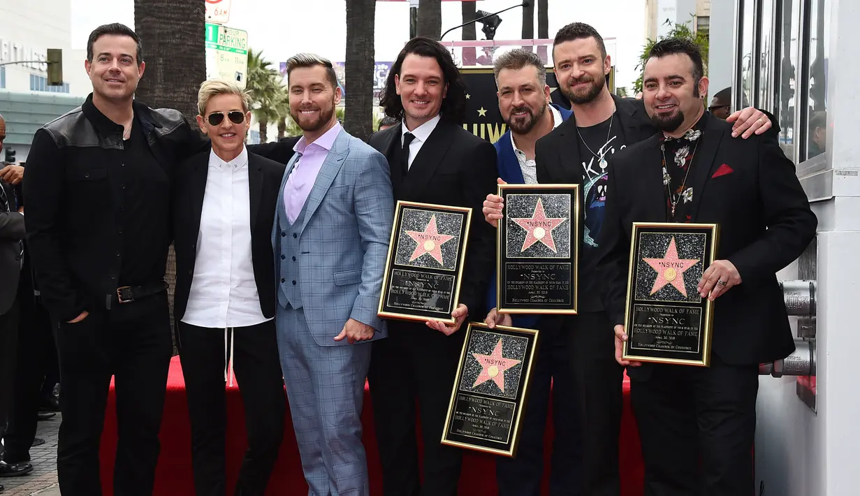 Personel boyband NSYNC saat dianugrahi Hollywood Walk of Fame di Los Angeles (30/4). Mereka dianugrahi bintang Hollywood Walk of Fame atas kiprahnya di bidang musik. (Jordan Strauss / Invision / AP)