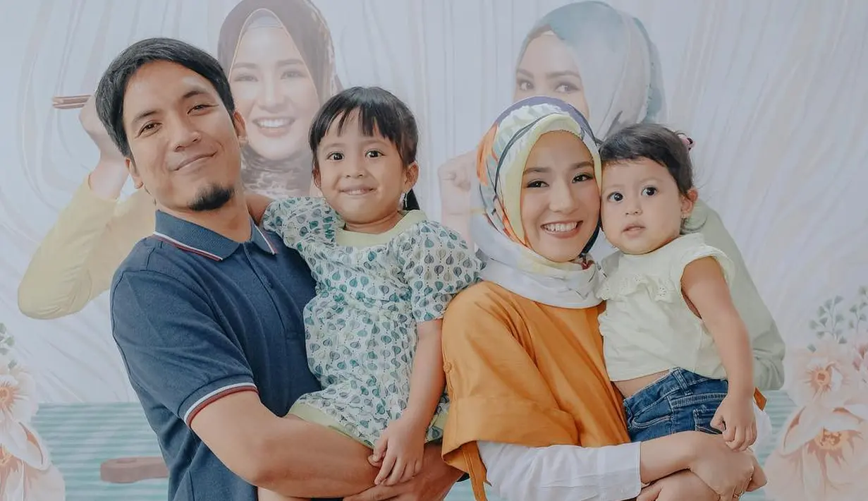 "Kenapa aku bikin buku ini, aku bisa menuangkan semua pengalaman aku di sini, men-share ke orang-orang yang nikah muda,  yang mau nikah muda supaya enggak menganggap nikah muda itu senegatif itu," lanjut Natasha Rizky.  (Instagram/natasharizkynew)