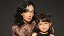 Foto bareng putri kesayangannya, Chloe, Asmirandah tampil glamor dengan pesona ala aktris Hollywood [@riomotret]