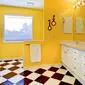 Ingin membuat area meja rias menjadi lebih nyaman di kamar mandi? Ini tipsnya (Foto: Istockphoto)