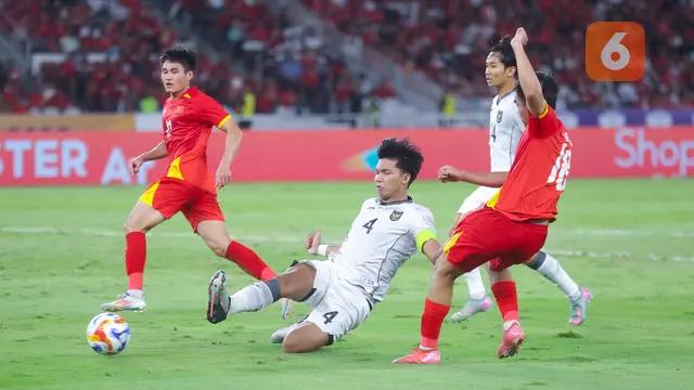 Foto: Perjuangan Bek Timnas Indonesia U-23 saat Menghalau Serangan Vietnam