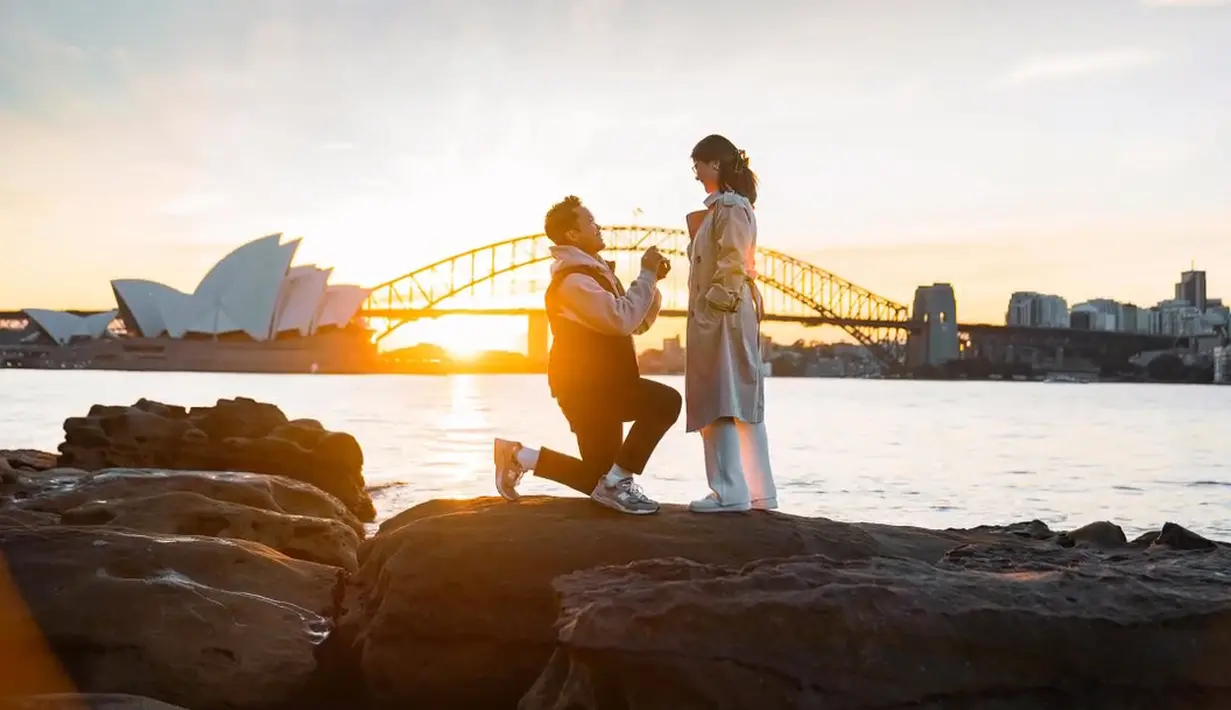 "She said “YES!” Terimakasih sudah selalu sabar untuk menemani, menerima, memahami dan mendukungku. Terimakasih sudah saling mau berproses untuk menjadi dewasa di dalam hubungan ini."  tulis Ginting membagikan potretnya. [Instagram/sinisukanthony]