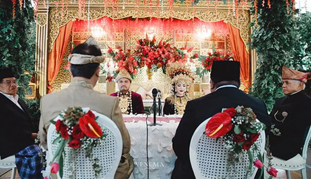 Hadir sebagai saksi pernikahan dari pihak mempelai perempuan, mantan Menko Perekonomian yang juga mantan besan mantan Presiden SBY, Hatta Rajasa. Sedangkan dari pihak pria menghadirkan Wakil Presiden Jusuf Kalla. (Instagram/tisthanurma)