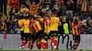 Para pemain Lens melakukan selebrasi usai mencetak gol ke gawang Paris Saint-Germain (PSG) pada pertandingan Ligue 1 di Stadion Felix Bollaert-Delelis, Lens, Prancis, Kamis (10/9/2020). PSG kalah 0-1. (Denis Charlet/AFP)