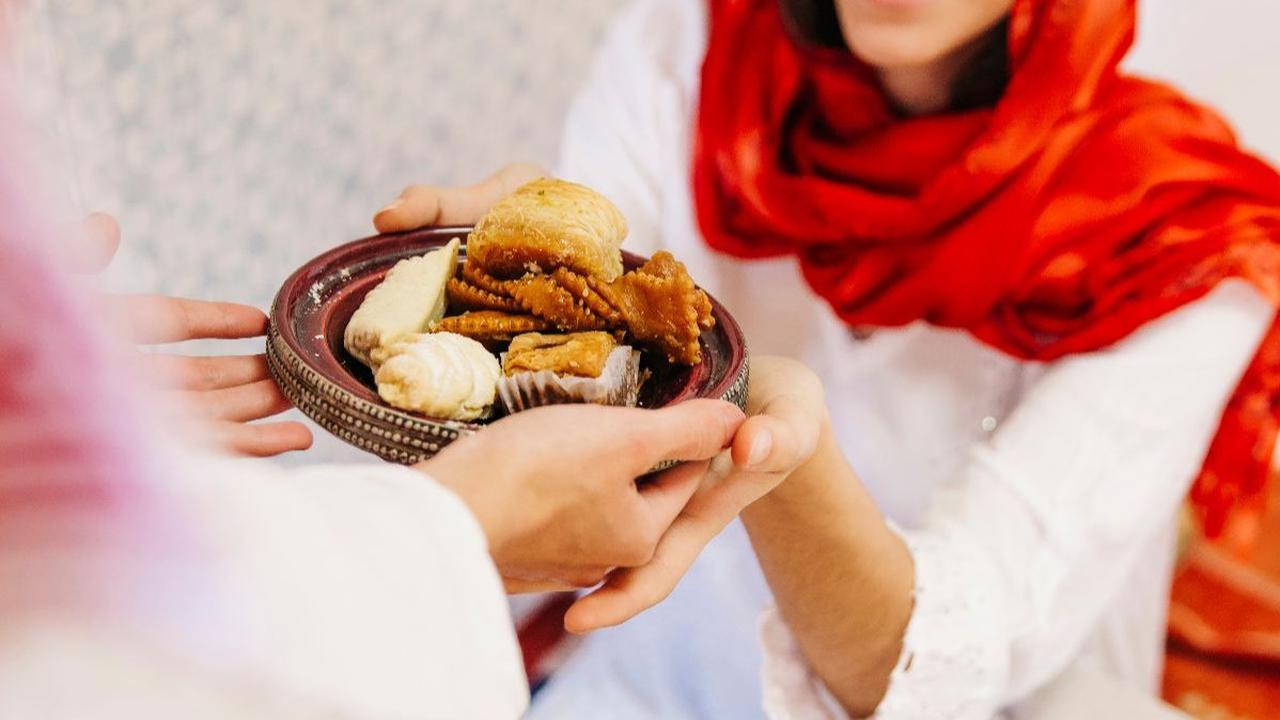 Dokter yang kini menjabat sebagai Kasie Pelayanan Medik dan Keperawatan RSUD Tamansari Jakarta itu menuturkan, selain berbagi rezeki makanan kepada sesama, masyarakat dapat menjaga pola makan dengan mengonsumsi secara tidak berlebihan.&nbsp;<br>