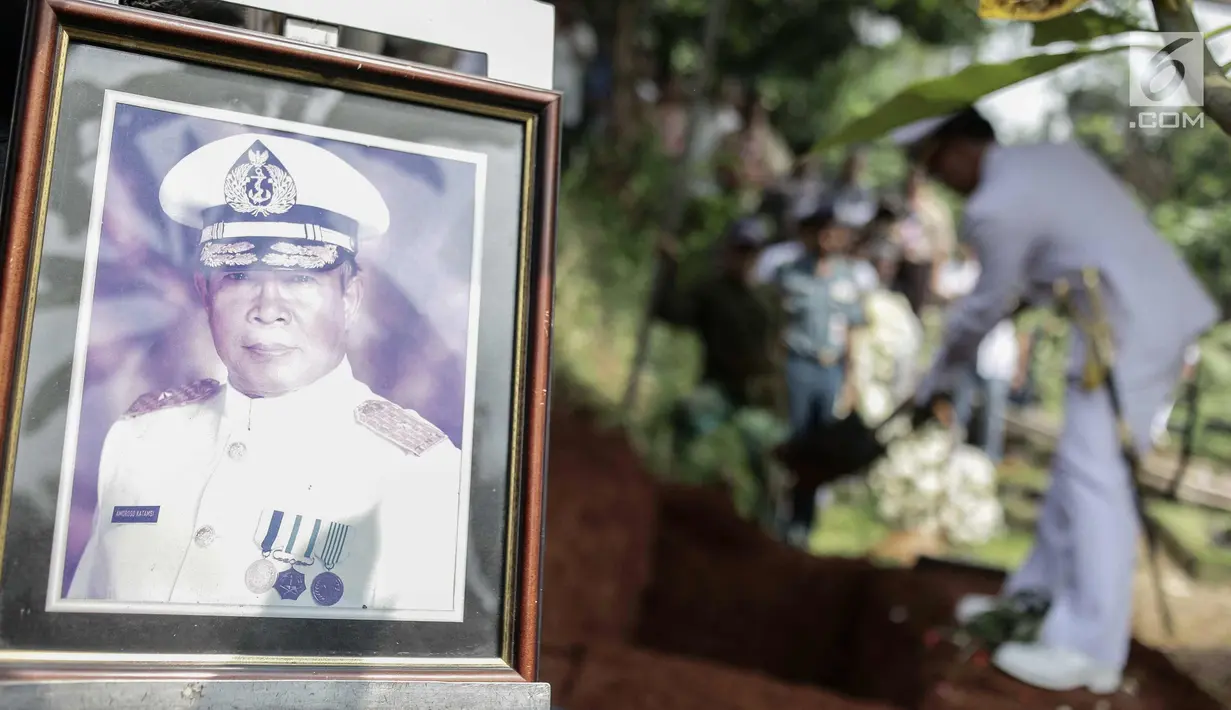 Foto almarhum Amoroso Katamsi terlihat saat proses pemakaman di (TPU) Tanah Wakaf Pondok Labu, Jakarta, Selasa (17/4). Aktor senior Amoroso meninggal pada Selasa 17 April 2018 pukul 01.40 dini hari pada usia 79 tahun. (Liputan6.com/Faizal Fanani)