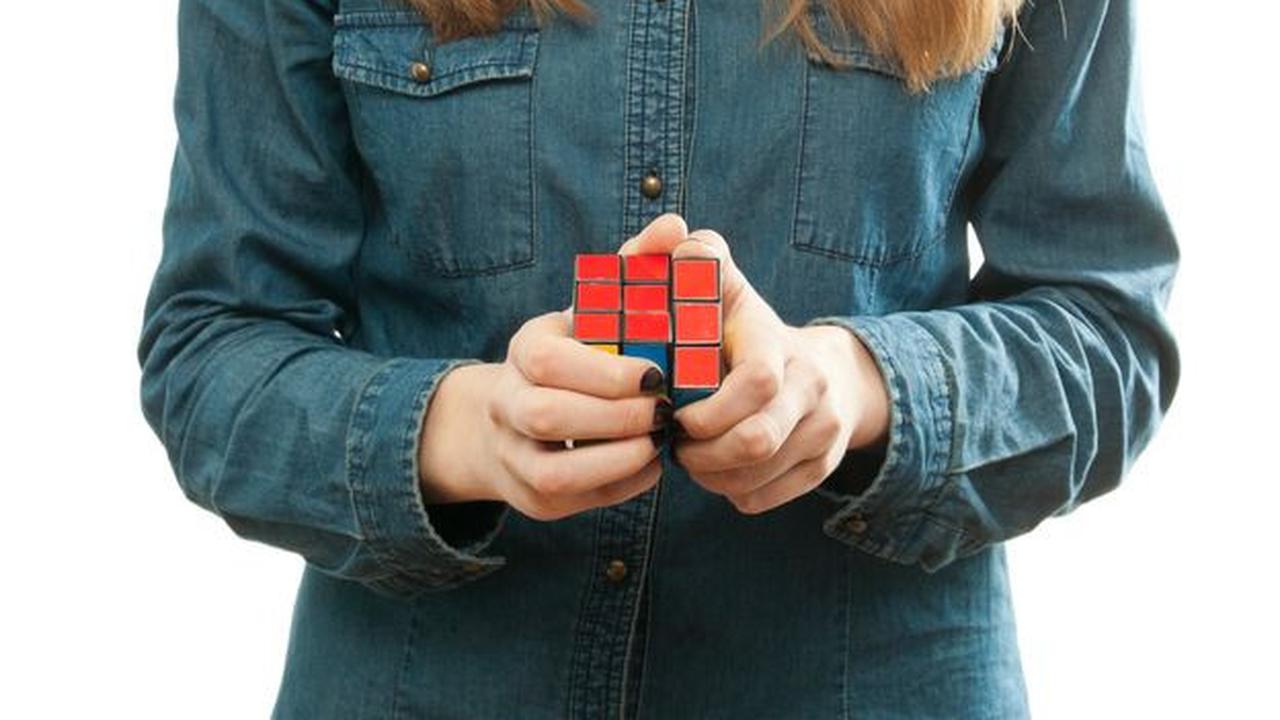 1. R (Right): memutar sisi kanan rubik searah jarum jam.