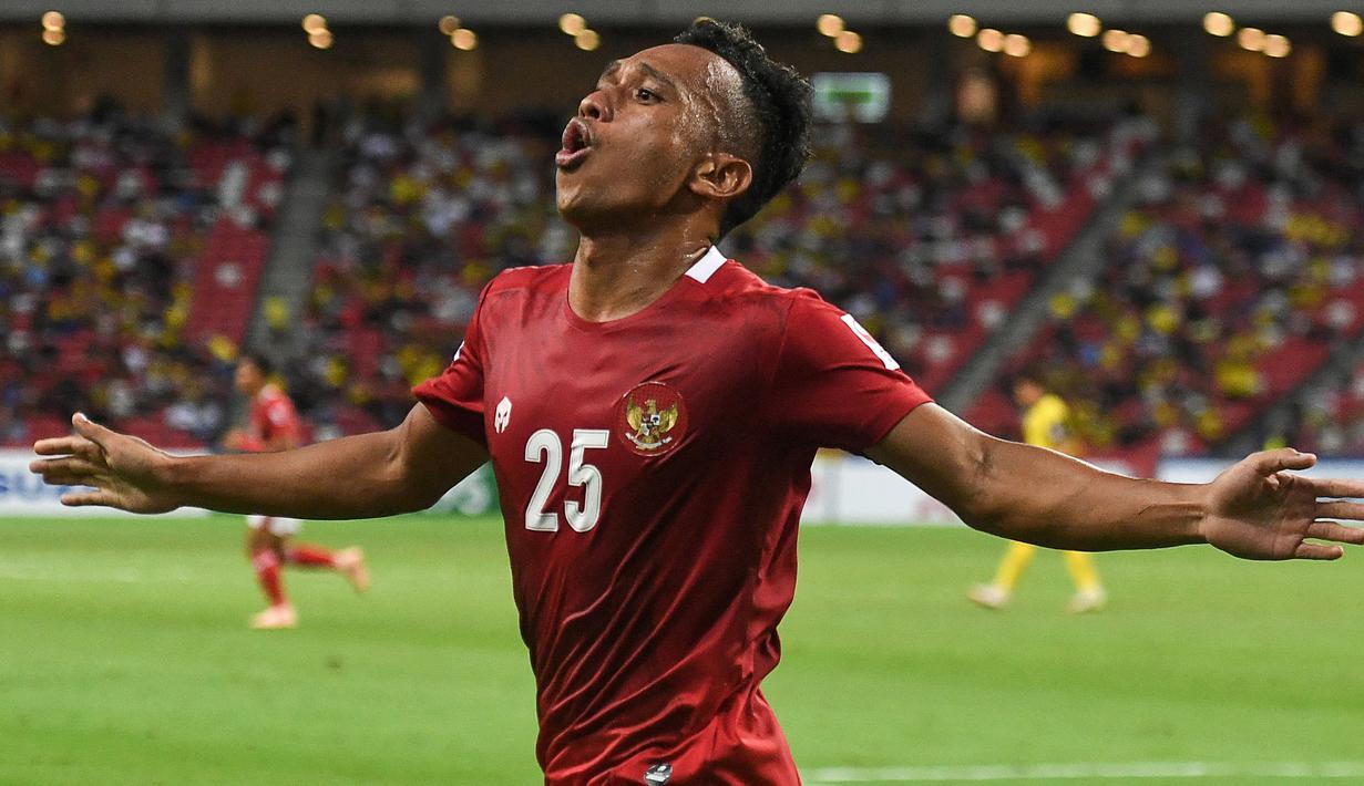 Irfan Jaya berhasil menunjukkan permainan apiknya bersama Indonesia selama fase grup hingga fase gugur Piala AFF 2020 bersama Timnas Indonesia. Penampilan terbaiknya saat Skuat Garuda berhasil come back 4-1 di laga penentu melawan Malaysia, dengan menciptakan brace. (AFP/Roslan Rahman)