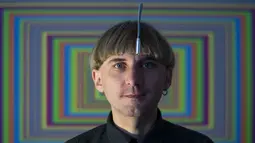 Neil Harbisson, orang pertama di dunia yang memasang antena di tengkoraknya, berpose di Mataro dekat Barcelona pada 23 September 2021. Antena Cyborg adalah sistem sensorik yang dibuat untuk memperluas persepsi warna. (Josep LAGO / AFP)