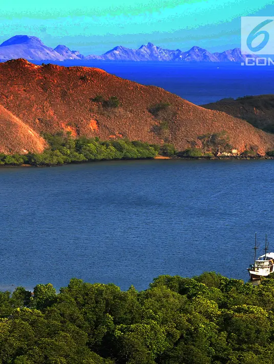 Kapal wisatawan mengarungi sebuah teluk di Pulau Rinca, Taman Nasional Komodo, NTT, Minggu (14/10). Berdasarkan data terakhir, jumlah wisatawan sejak Januari-September 2018 mencapai 100 ribuan orang. (Merdeka.com/Arie basuki)