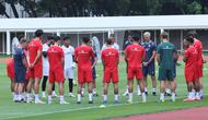 Pelatih Timnas Indonesia, John Herdman memimpin sesi latihan di Stadion Madya, Gelora Bung Karno, Jakarta, Selasa (24/3/2026). (Bola.com/M. Iqbal Ichsan)