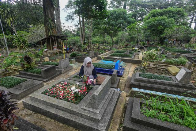 Jelang Ramadan, Peziarah Padati Sejumlah Tempat Pemakaman Umum