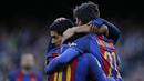 Pemain FC Barcelona, Luis Suarez (tengah) merayakan gol bersama rekan - rekannya saat melawan Las Palmas pada laga La Liga di Camp Nou, Barcelona (14/1/2017). Barcelona menang 5-0. (AP/Manu Fernandez)