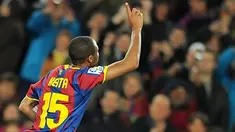 Gelandang Barcelona Seydou Keita merayakan gol ke gawang Real Zaragoza dalam lanjutan La Liga di Nou Camp pada 5 Maret 2011. AFP PHOTO/LLUIS GENE