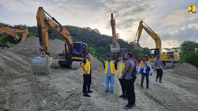 Tanah longsor di Jalan Trans Pulau Timor Ruas Jalan Oeapa-Batas Kota Soe KM 72+200 dari arah Kota Kupang di Kecamatan Takari, Kabupaten Kupang. (Dok Kementerian PUPR)