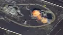 Sebuah gambar yang diambil dari rekaman video drone yang dirilis Kementerian Pertahanan Rusia pada 17 November 2016, memperlihatkan kepulan api saat rudal menghantam markas ISIS di lokasi yang tidak diketahui di Suriah. (Reuters)