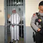 Aparat kepolisian berjaga di ruang tahanan pengadilan terpidana kasus terorisme Abu Bakar Baasyir usai menjalani persidangan di Jakarta, (16/06/2011). (AFP Photo/Adek Berry)