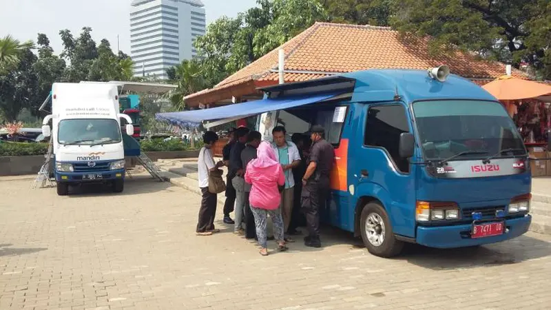 Mobil Penukaran Uang BI di Lapangan Lenggang Jakarta, Monas, Jakarta Pusat.  