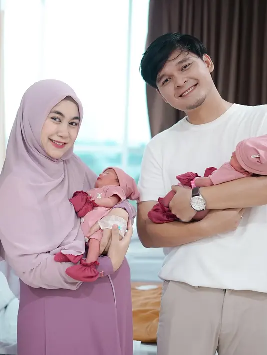 <p>Seperti inilah family potret Anisa Rahma dan Anandito dengan putri kembarnya. Meskipun sederhana, akan tetapi potret ini menularkan kebahagiaan untuk penggemarnya. [Foto: Instagram.com/anisarahma_12/@storyourbirth]</p>