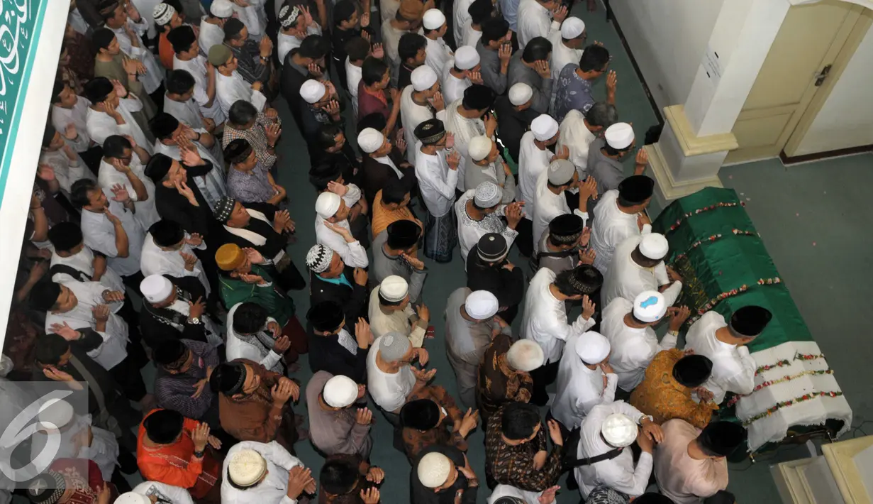 Warga bergiliran mengikuti salat jenazah Almarhum Ali Mustafa Yaqub (AMY) di Masjid Muniroh Salaman,Tangsel, Banten, Rabu (28/4). AMY merupakan mantan Imam Besar Masjid Istiqlal yang meninggal pada usia 64 tahun karena sakit. (Liputan6.com/Helmi Afandi) 