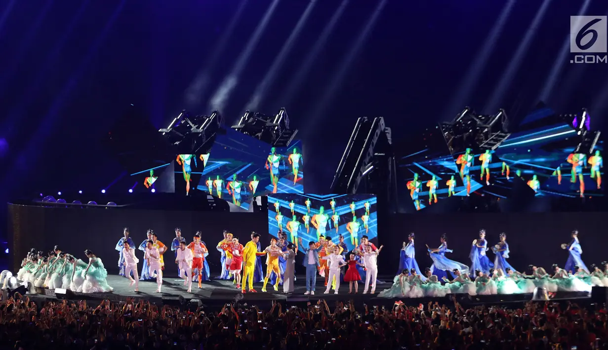 Penari menampilkan tarian penyambutan penetapan kota Hangzhou Sebagai Tuan Rumah Asian Games 2022 pada malam penutupan Asian Games 2018 di Stadion GBK Jakarta, Minggu (9/2). (Liputan6.com/Helmi Fithriansyah)