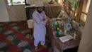 Seorang anak membersihkan tangannya setelah belajar Al-Quran selama Ramadan di Jammu Kashmir Al Fallah Yateem Trust, Srinagar, India, Kamis (7/5/2020). Para ulama dan otoritas agama setempat mendesak warga untuk beribadah di rumah untuk mencegah penyebaran virus corona COVID-19. (AP Photo/Dar Yasin)