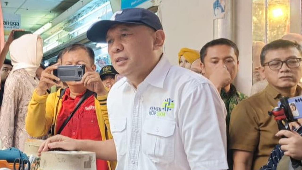 Dalam pengamatan merdeka.com, saat Teten mengunjungi para pedagang kondisi di lantai LG sempat riuh karena mereka meminta kepada Menteri Koperasi itu untuk mengunjungi toko mereka.&nbsp;