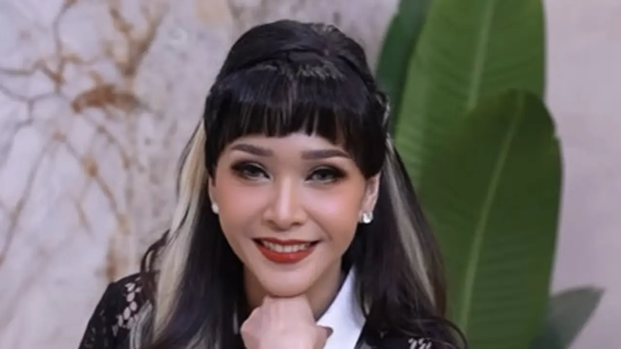 Tampilan Manglingi Maia Estianty yang Cosplay Jadi Cruella, Makin Awet Muda dengan Rambut Hitam Putih Berponi