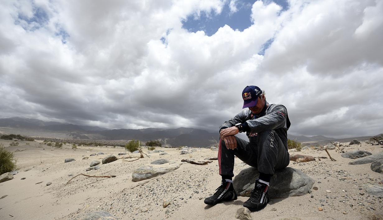 Kesedihan pereli senior, Carlos Sainz, setelah mobilnya mengalami kerusakan di Etape 10 Reli Dakar 2016 antara Belen dan La Rioja, Argentina, (13/1/2016). (AFP/Franck Fife)