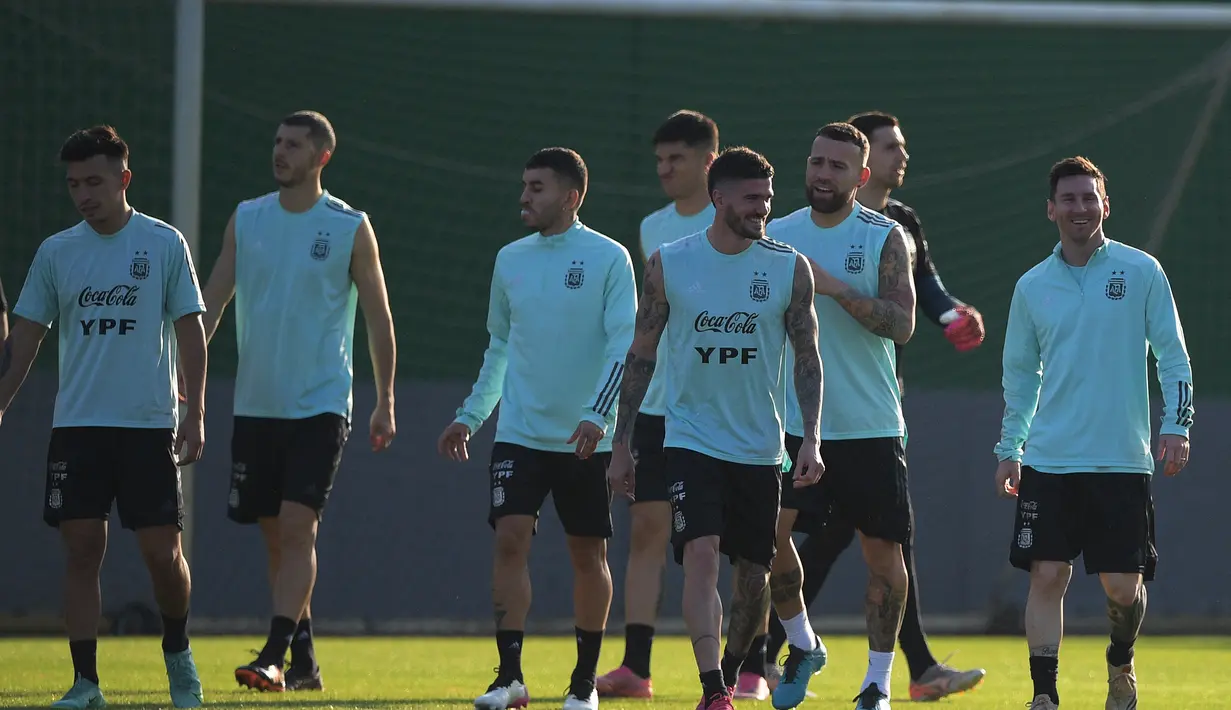 Penyerang Argentina, Lionel Messi (kanan) bersama rekan-rekannya menghadiri sesi latihan jelang pertandingan final Copa America melawan Brasil di Rio de Janeiro, Brasil, Jumat (9/10/2021).  (AFP Photo/Carl De Souza)